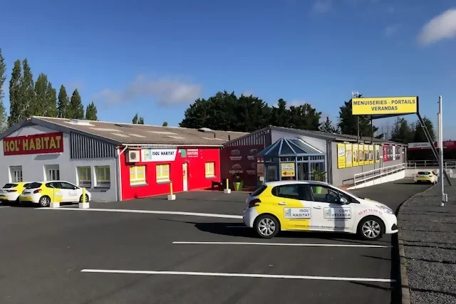 Isol'Habitat : Fabricant de Menuiserie à Cambrai depuis 17 ans vue de la façade et du parking d'isol'habitat, fabricant de menuiserie à cambrai depuis 17 ans