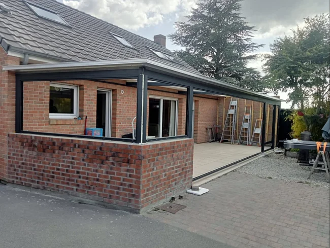 Réalisation d'une véranda de 40m² à Ecourt-Saint-Quentin (pendant) photo d'une véranda réalisée à Ecourt-Saint-Quentin (20km de Cambrai) - montage de la véranda