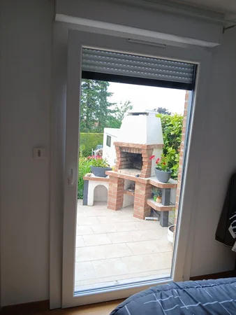 remplacement de menuiseries à Proville : Porte-fenêtre chambre - vue intérieur