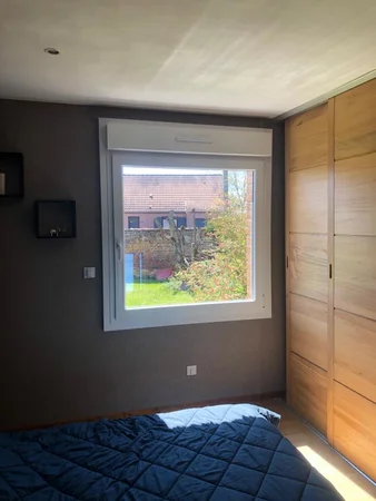 Remplacement de menuiseries à Fressies : vue d'une fenêtre PVC avec volet roulant en caisson monobloc