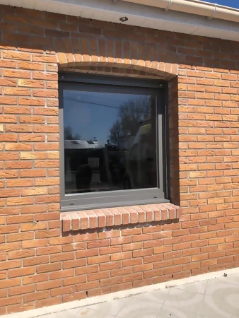 vue extérieure d'une fenêtre PVC - coloris RAL 7039