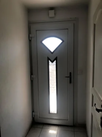 Remplacement de menuiseries à fressies : vue de la porte d'entrée côté intérieur