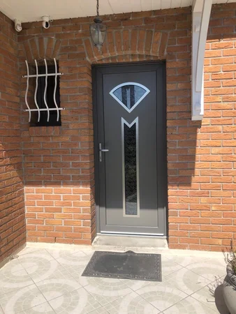 Remplacement de menuiseries à Fressies : vue de la porte d'entrée côté extérieur