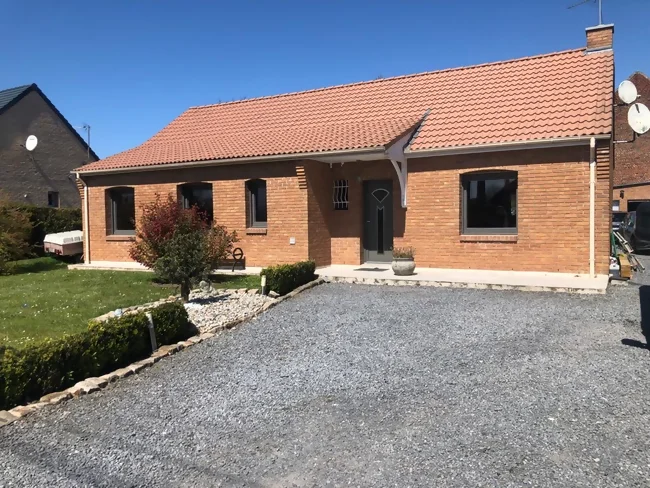 Remplacement complet de menuiseries à Fressies vue de la façade d'une maison à Fressies avec les menuiseries PVC gamme REFERENCE posées par ISOL'HABITAT