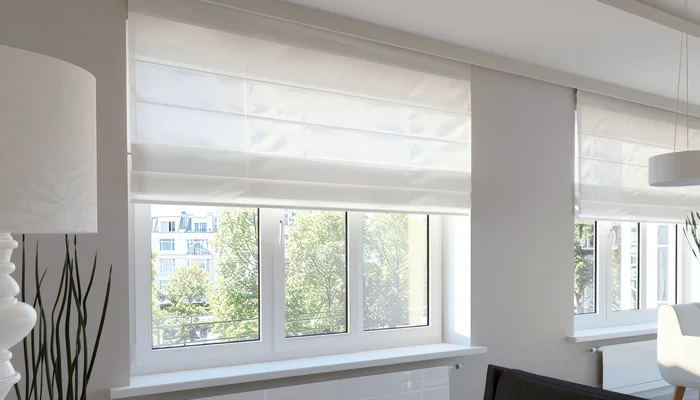 Fenêtres PVC pour l'isolation et le budget vue de menuiseries pvc blanche très élégante dans un ensemble épuré de couleur blanche