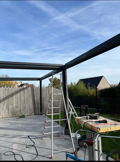 vue d'une pergola en cours de construction (démarrage du chantier) à Brebières près de Cambrai